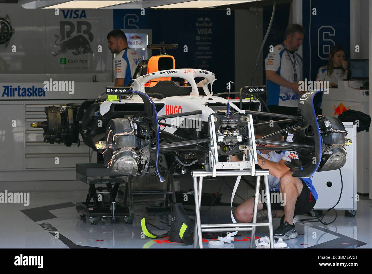 SPIELBERG, AUSTRIA - GIUGNO 26: I meccanici lavorano sul (6) Visa Cash App RB Formula One Team RB01 di Isack Hadjar della Francia nel garage durante le anteprime in vista del Gran Premio di F1 d'Austria al Red Bull Ring Circuit il 26 giugno 2025 a Spielberg, Austria.(foto di Vince Mignott/Alamy Live News) Foto Stock