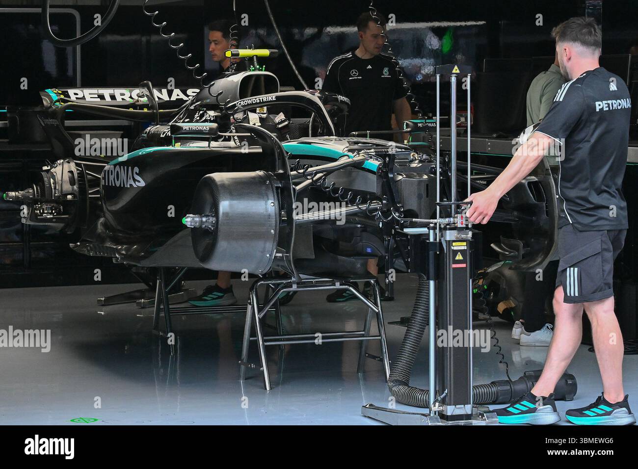SPIELBERG, AUSTRIA - GIUGNO 26: I meccanici lavorano sul (12) Mercedes AMG Petronas F1 Team F1W16 di Andrea Kimi Antonelli in garage durante le anteprime in vista del Gran Premio di F1 d'Austria al Red Bull Ring Circuit il 26 giugno 2025 a Spielberg, Austria.(foto di Vince Mignott/Alamy Live News) Foto Stock