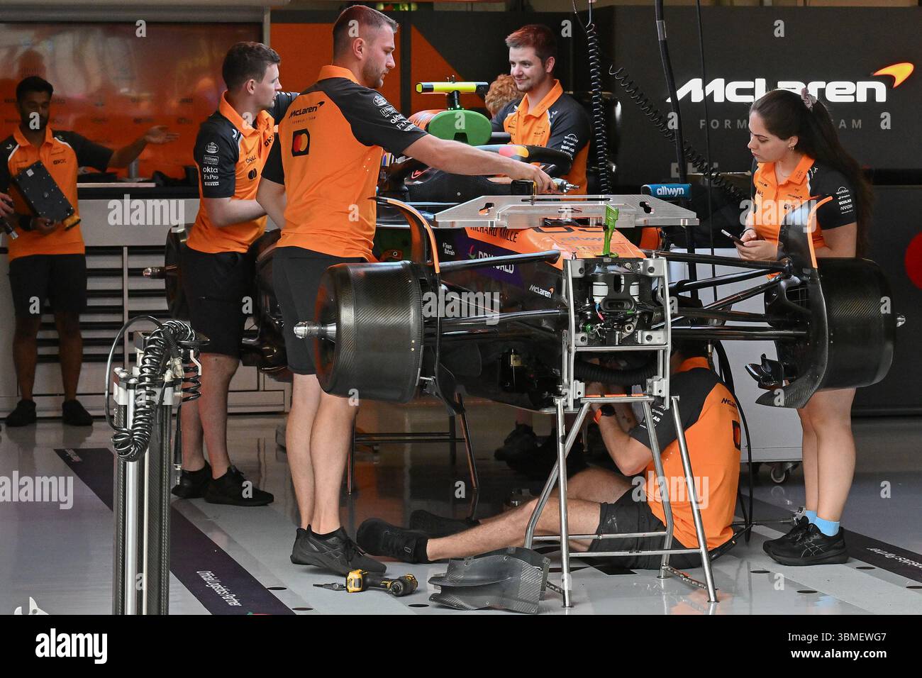 SPIELBERG, AUSTRIA - GIUGNO 26: I meccanici lavorano sulla (4) McLaren MCL39 Mercedes di Lando Norris della Gran Bretagna nel garage durante le anteprime in vista del Gran Premio di F1 d'Austria al Red Bull Ring Circuit il 26 giugno 2025 a Spielberg, Austria. (Foto di Vince Mignott/Alamy Live News) Foto Stock