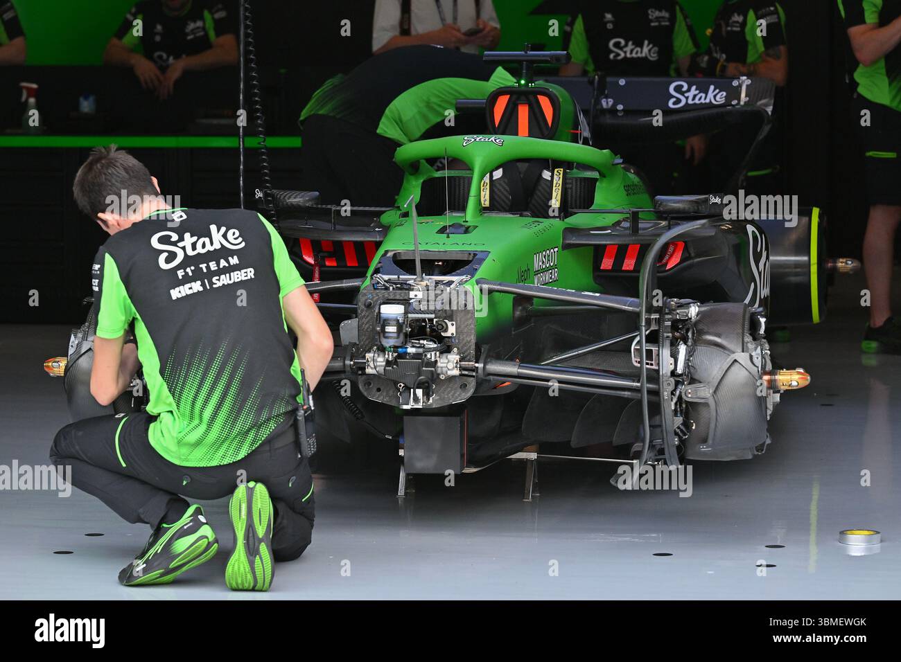 SPIELBERG, AUSTRIA - GIUGNO 26: I meccanici lavorano sul (27) Kick Sauber C44 Ferrari di Nico Hulkenberg della Germania in garage durante le anteprime in vista del Gran Premio di F1 d'Austria al Red Bull Ring Circuit il 26 giugno 2025 a Spielberg, Austria. (Foto di Vince Mignott/Alamy Live News) Foto Stock