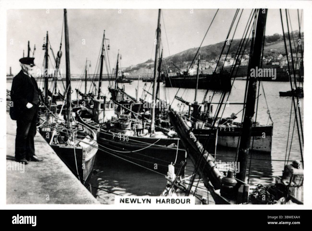 Newlyn Harbour: Barche da pesca a Newlyn, in Cornovaglia, Inghilterra. Dalla serie "Coastwise" di carte per sigarette pubblicate nel 1939 da J.A. Pattreiouex Ltd., una società di tabacco con sede a Manchester, nota per la produzione del marchio Senior Service. Foto Stock