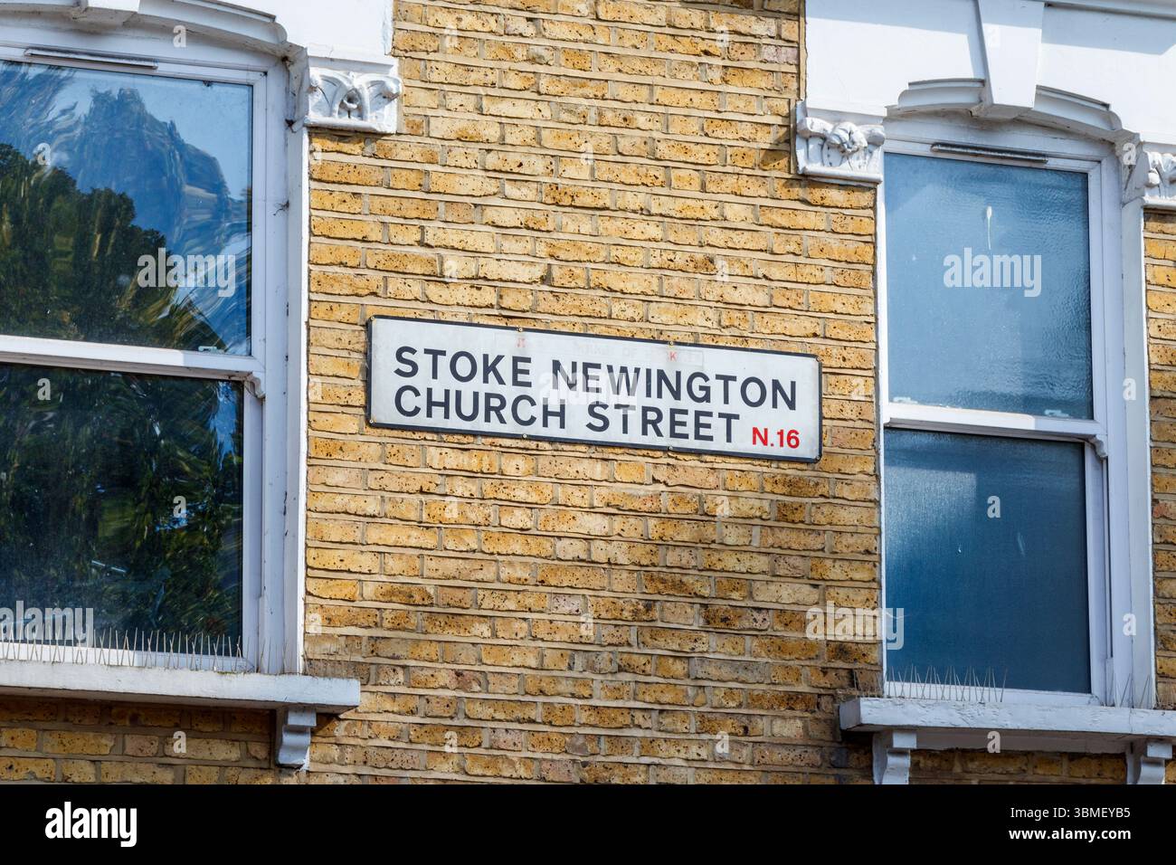 Cartello stradale Stoke Newington Church Street sul lato di una casa, Hackney, Londra, Regno Unito Foto Stock