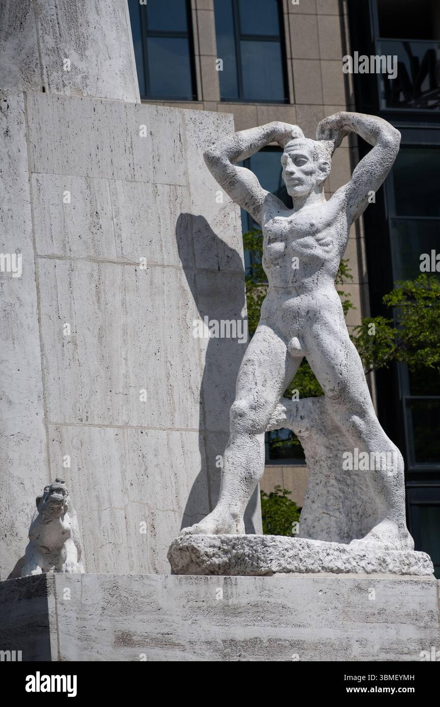 Amsterdam, Paesi Bassi, 13.06.25 scultura di figura maschile sul Monumento Nazionale in Piazza Dam che rappresenta la parte della resistenza olandese del punto di riferimento Foto Stock
