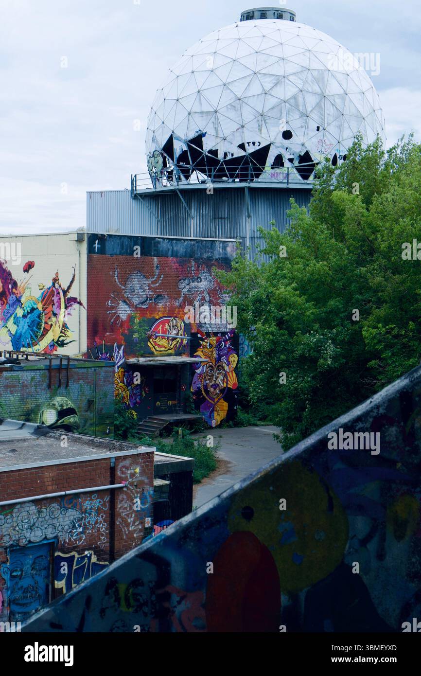 Vista vuota sull'usurata, rovinata, la guerra fredda aveva coperto la stazione di spionaggio alleata Teufelsberg fuori Berlino, in Germania. Foto Stock