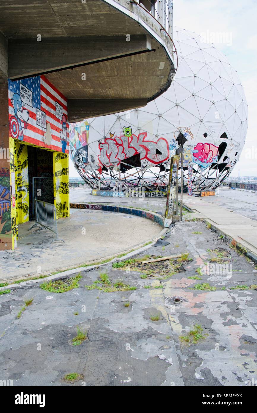 Vista vuota sull'usurata, rovinata, la guerra fredda aveva coperto la stazione di spionaggio alleata Teufelsberg fuori Berlino, in Germania. Foto Stock