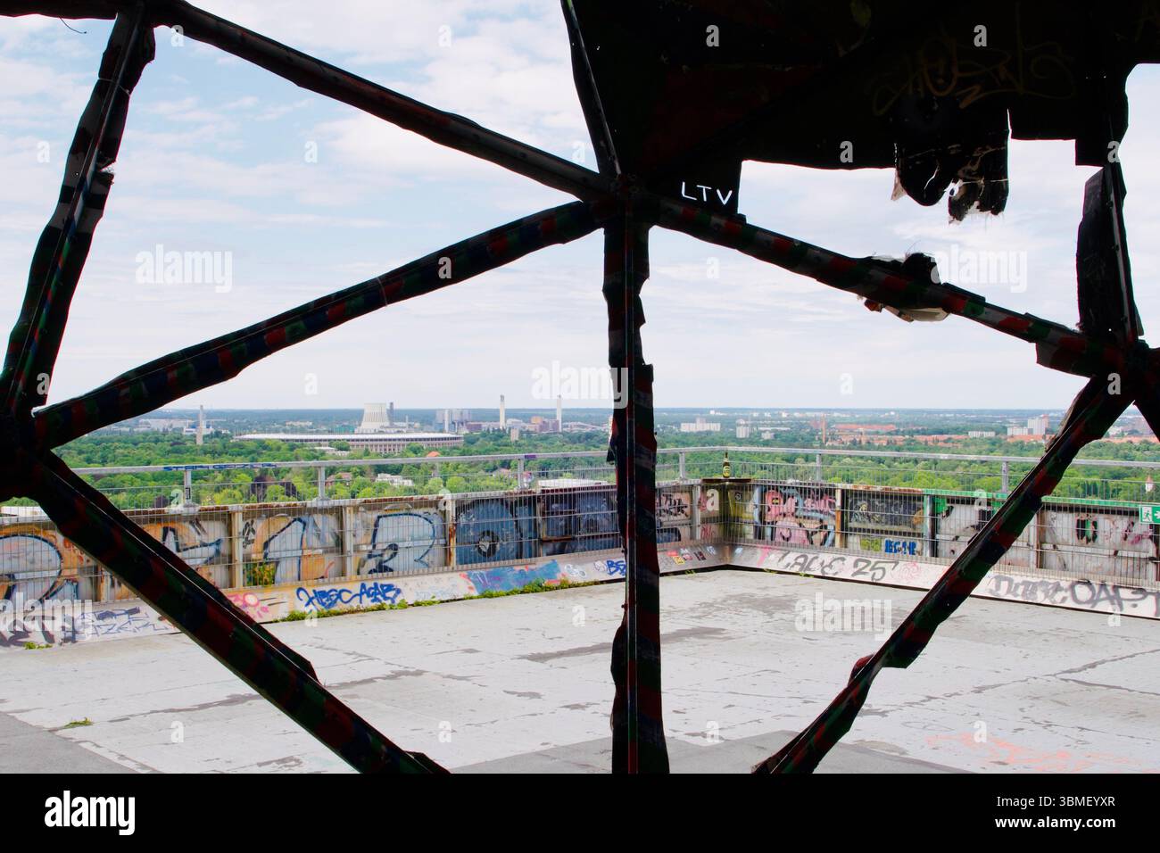 Vista vuota sull'usurata, rovinata, la guerra fredda aveva coperto la stazione di spionaggio alleata Teufelsberg fuori Berlino, in Germania. Foto Stock