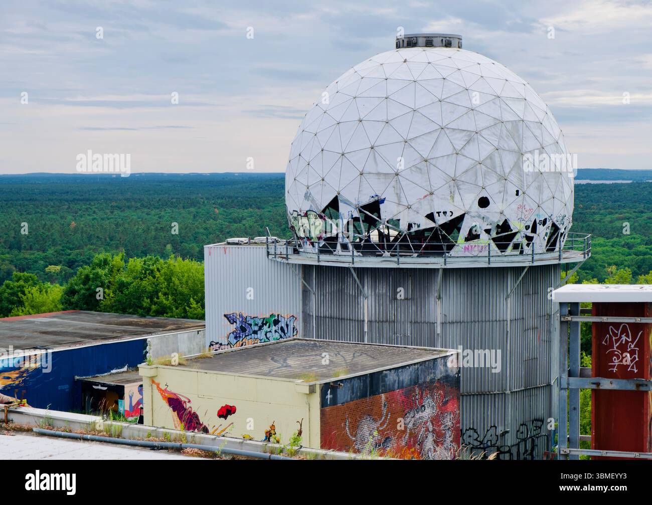 Vista vuota sull'usurata, rovinata e colorata stazione di spionaggio alleata Teufelsberg fuori Berlino, Germania. Foto Stock