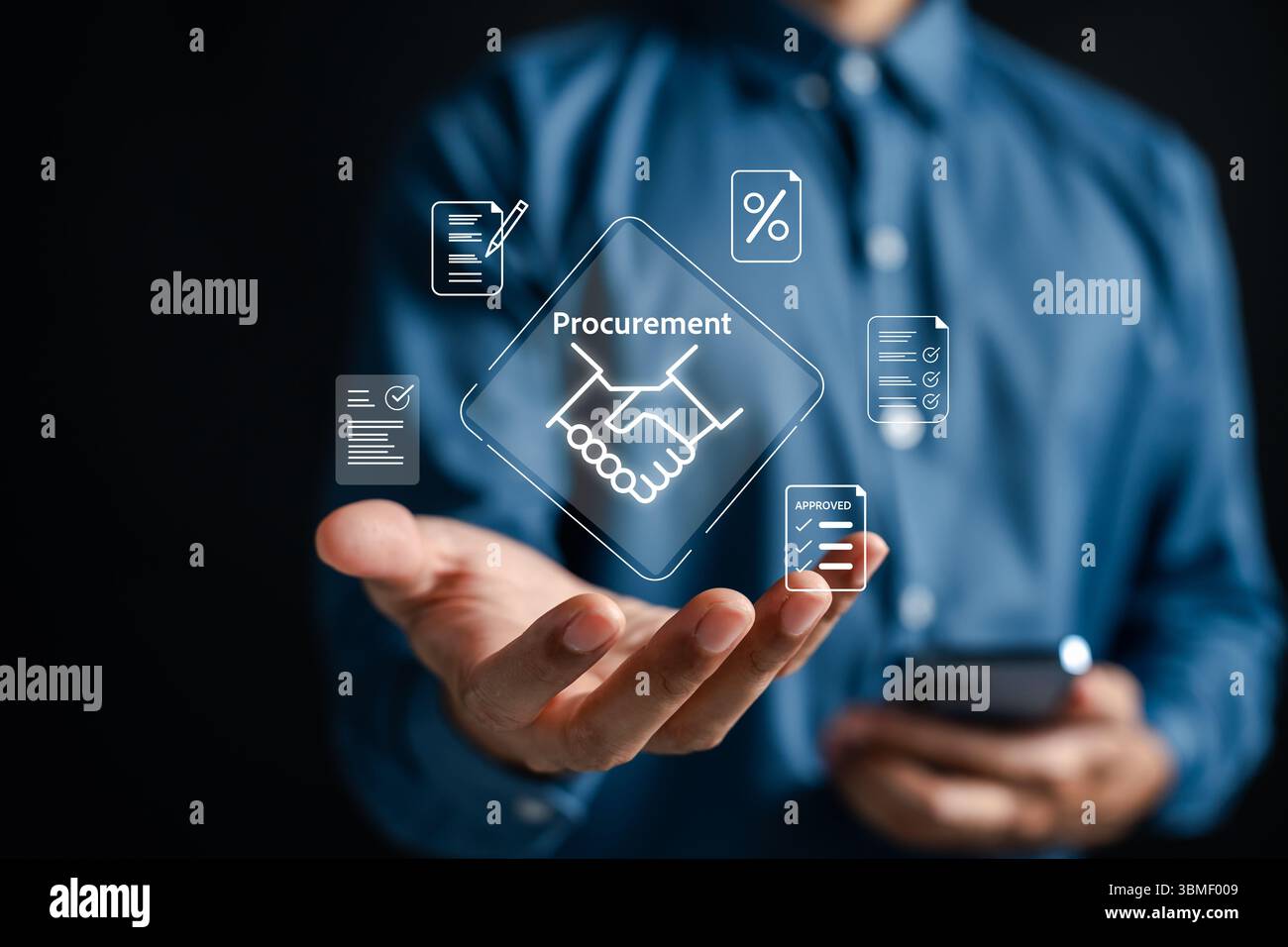 Uomo d'affari che utilizza un sistema di approvvigionamento digitale con icone che rappresentano approvazione, documenti e accordi. Soluzioni innovative di acquisto B2B e gestione dei fornitori Foto Stock