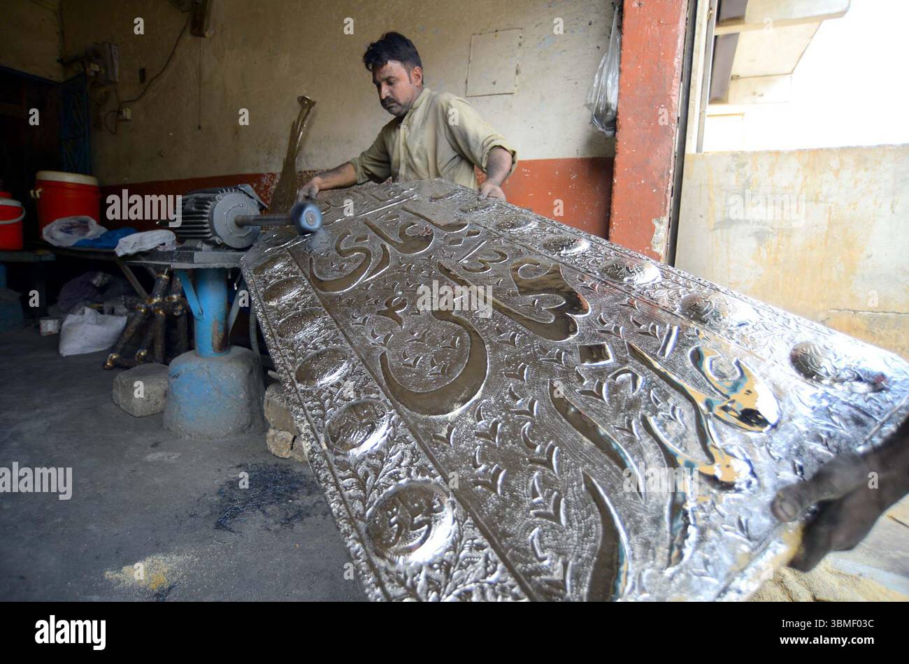 I laburisti impegnati nella lucidatura degli azadari all'arrivo del mese Santo di Muharram-ul-Haram, sul posto di lavoro a Karachi giovedì 26 giugno 2025. Foto Stock