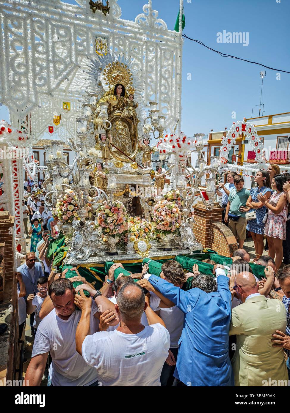 Carrión, Spagna, 19 giugno 2025, i portatori salgono ripidi scalini della chiesa con la Virgen de Consolación, mettendo in risalto la fede e la comunità durante il Corpus Christi. Foto Stock