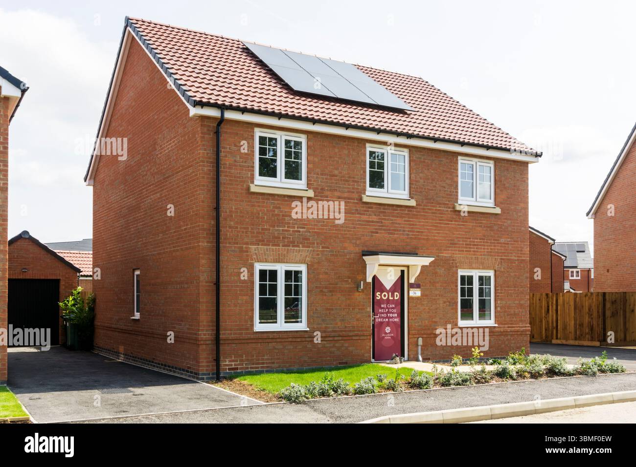 Nuova casa indipendente a due fronti con cartello venduto a South Wootton, alla periferia di King's Lynn, Norfolk. Celle fotovoltaiche o pannelli solari sul tetto. Foto Stock
