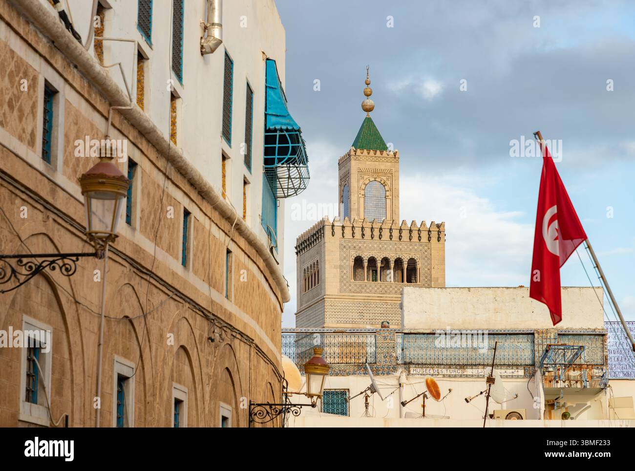 Una foto del minareto della Moschea al-Zaytuna vista da lontano. Foto Stock