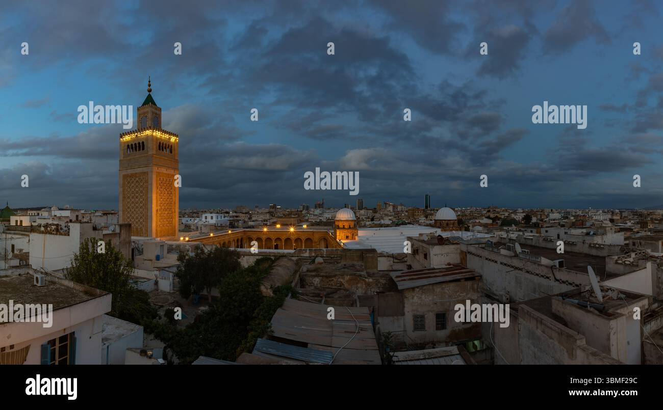 Una foto della moschea al-Zaytuna e della Medina di Tunisi al tramonto. Foto Stock