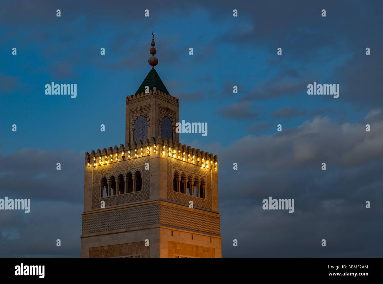 Una foto del minareto della Moschea al-Zaytuna al tramonto. Foto Stock