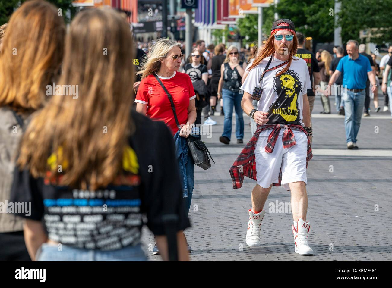Londra, Regno Unito. 26 giugno 2025. Un fan dei Guns N’ Roses, vestito da cantante Axl Rose, arriva sulla pista olimpica davanti allo spettacolo “Because What You Want & What You Get Are Two completely Different Things” allo stadio di Wembley. Questa è l'unica data di Londra in quanto il tour continua in Europa, Sud America e termina in Messico. Crediti: Stephen Chung / Alamy Live News Foto Stock