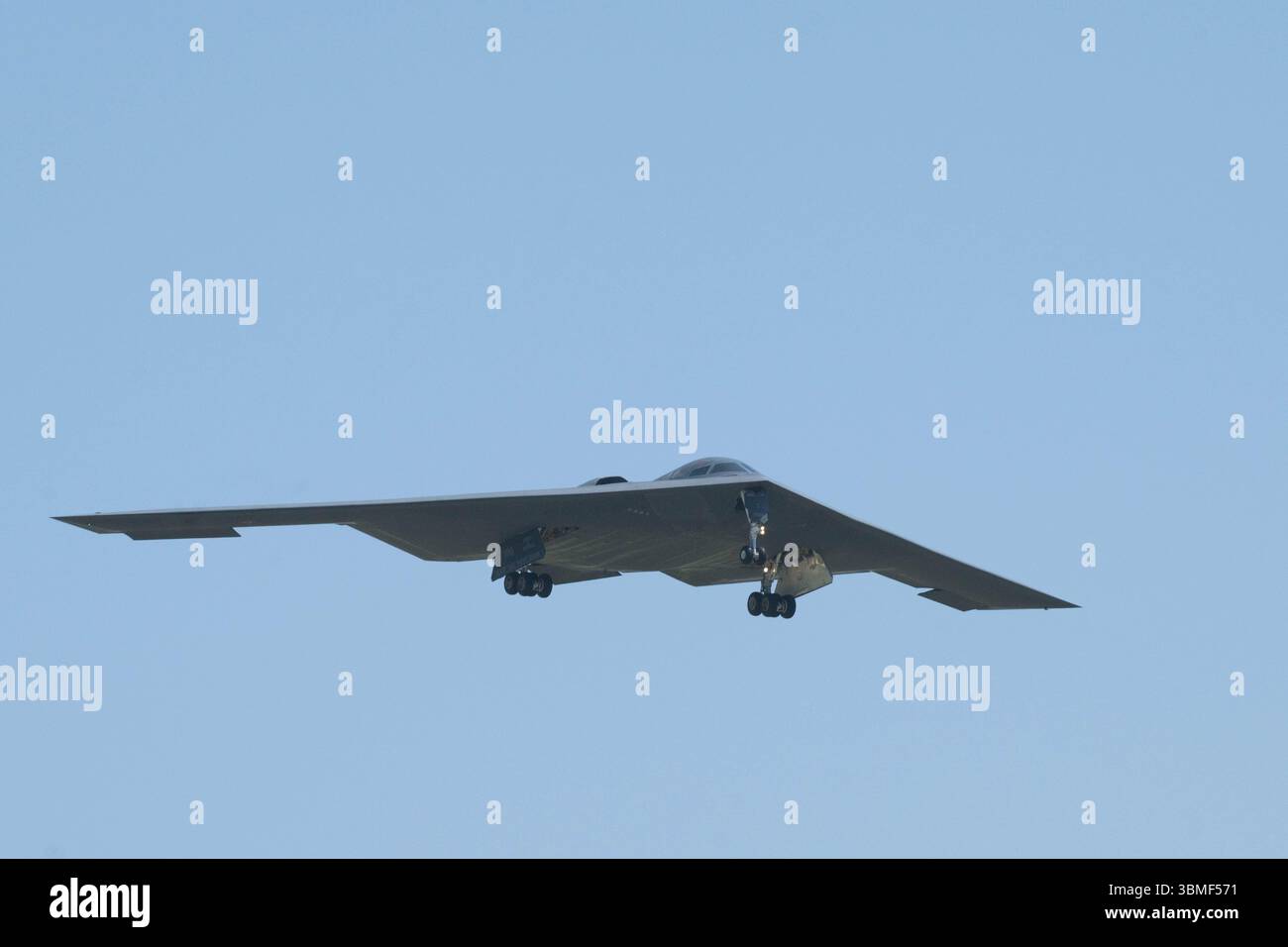 Knob Noster, Stati Uniti. 22 giugno 2025. Un bombardiere strategico stealth B-2 Spirit della U.S. Air Force, assegnato al 509th Bomb Wing, si avvicina all'atterraggio di ritorno dall'operazione Midnight Hammer alla Whiteman Air Force base, il 22 giugno 2025 a Knob Noster, Missouri. L'operazione Midnight Hammer ha coinvolto il lancio di 30 bombe bunker Buster da 000 chili su siti nucleari iraniani. Credito: 509th Bomb Wing/U.S. Air Force Photo/Alamy Live News Foto Stock