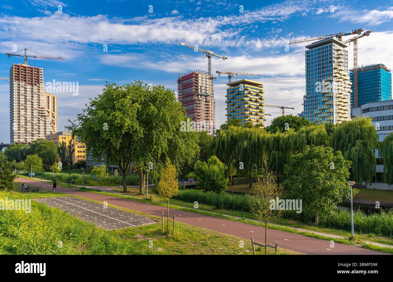Spot Amsterdam, moderno complesso residenziale in fase di sviluppo nel vivace quartiere di Hondsrugpark, Amsterdam Zuidoost, Paesi Bassi Foto Stock