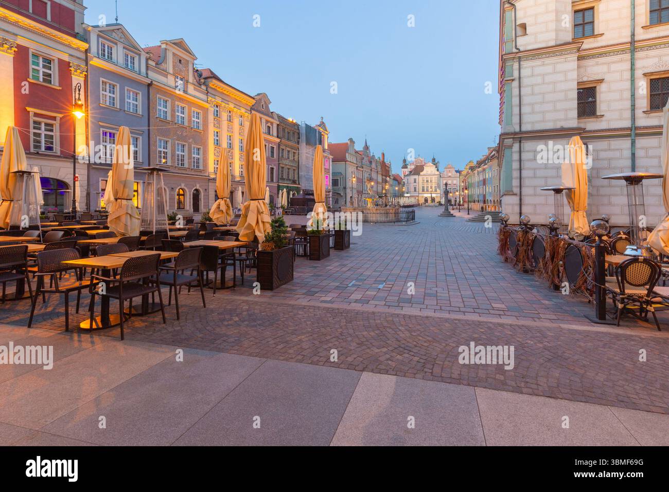 Colorate case di mercanti all'alba nella Piazza del mercato Vecchia a Poznan in Polonia Foto Stock