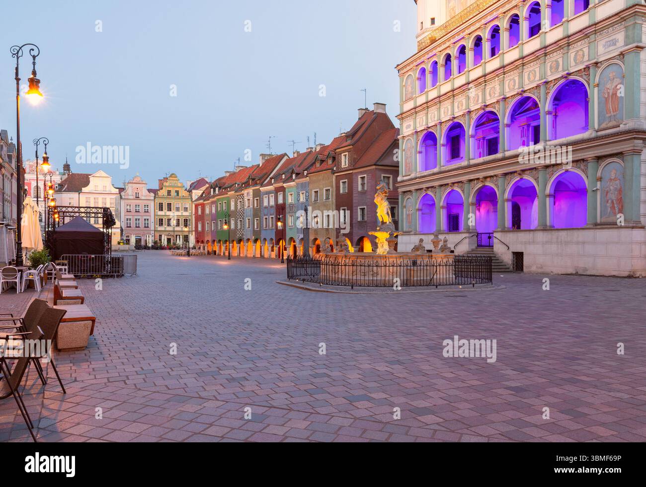 Colorate case di mercanti all'alba nella Piazza del mercato Vecchia a Poznan in Polonia Foto Stock