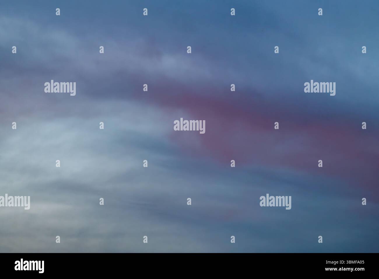 Blu chiaro e scuro, vento al tramonto, nuvoloso, cielo cielo Foto Stock