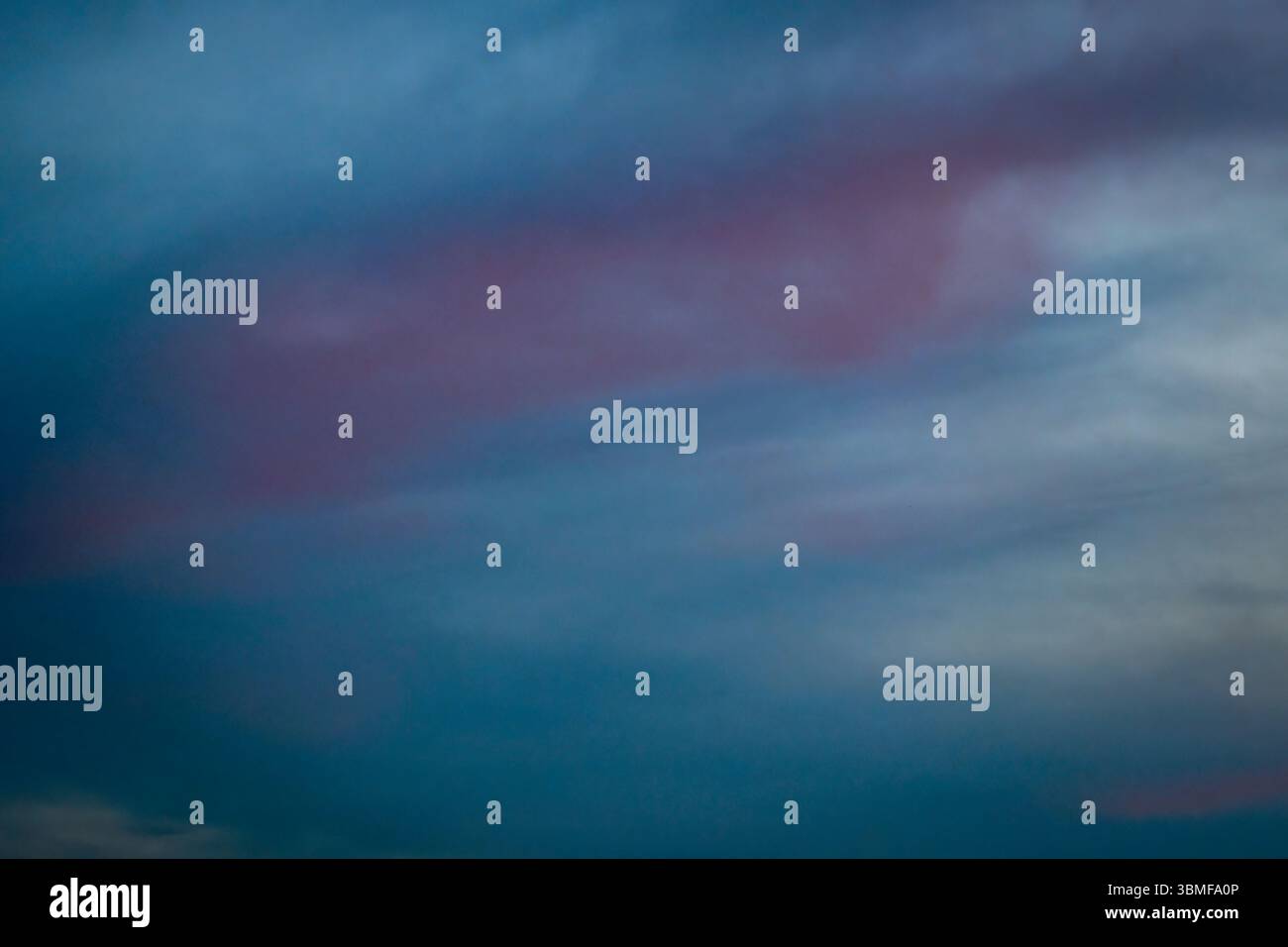Blu chiaro e scuro, vento al tramonto, nuvoloso, cielo cielo Foto Stock