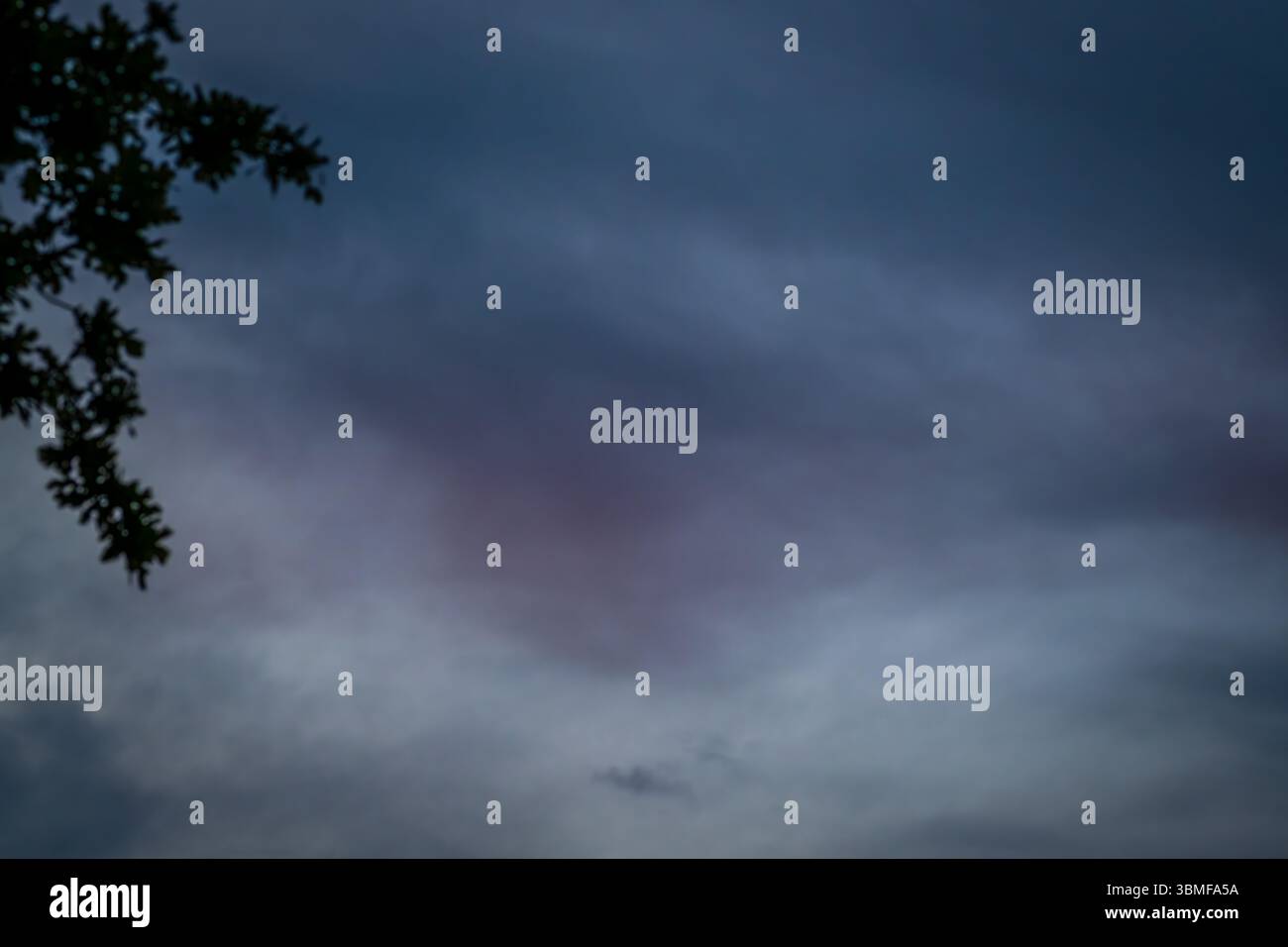 Blu chiaro e scuro, vento al tramonto, nuvoloso, cielo cielo Foto Stock
