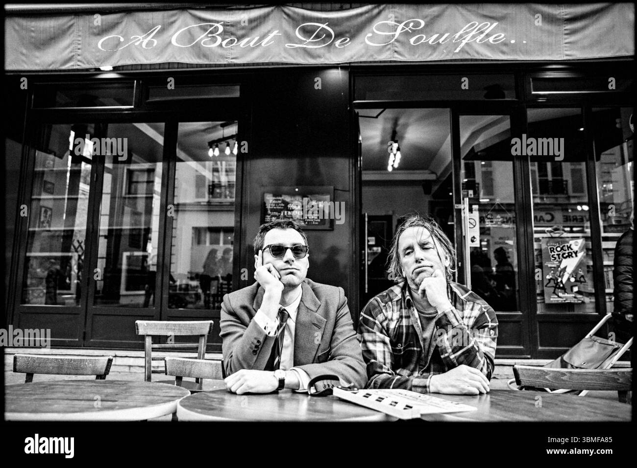 Nouvelle Vague (2025) diretto da Richard Linklater e interpretato da Guillaume Marbeck, Zoey Deutch e Aubry Dullin. Un omaggio a Jean-Luc Godard, che racconta la realizzazione di un film senza fiato e celebra lo spirito rivoluzionario del cinema francese degli anni '1960. La pubblicità è ancora SOLO PER USO EDITORIALE. Credito: BFA / Netflix Foto Stock