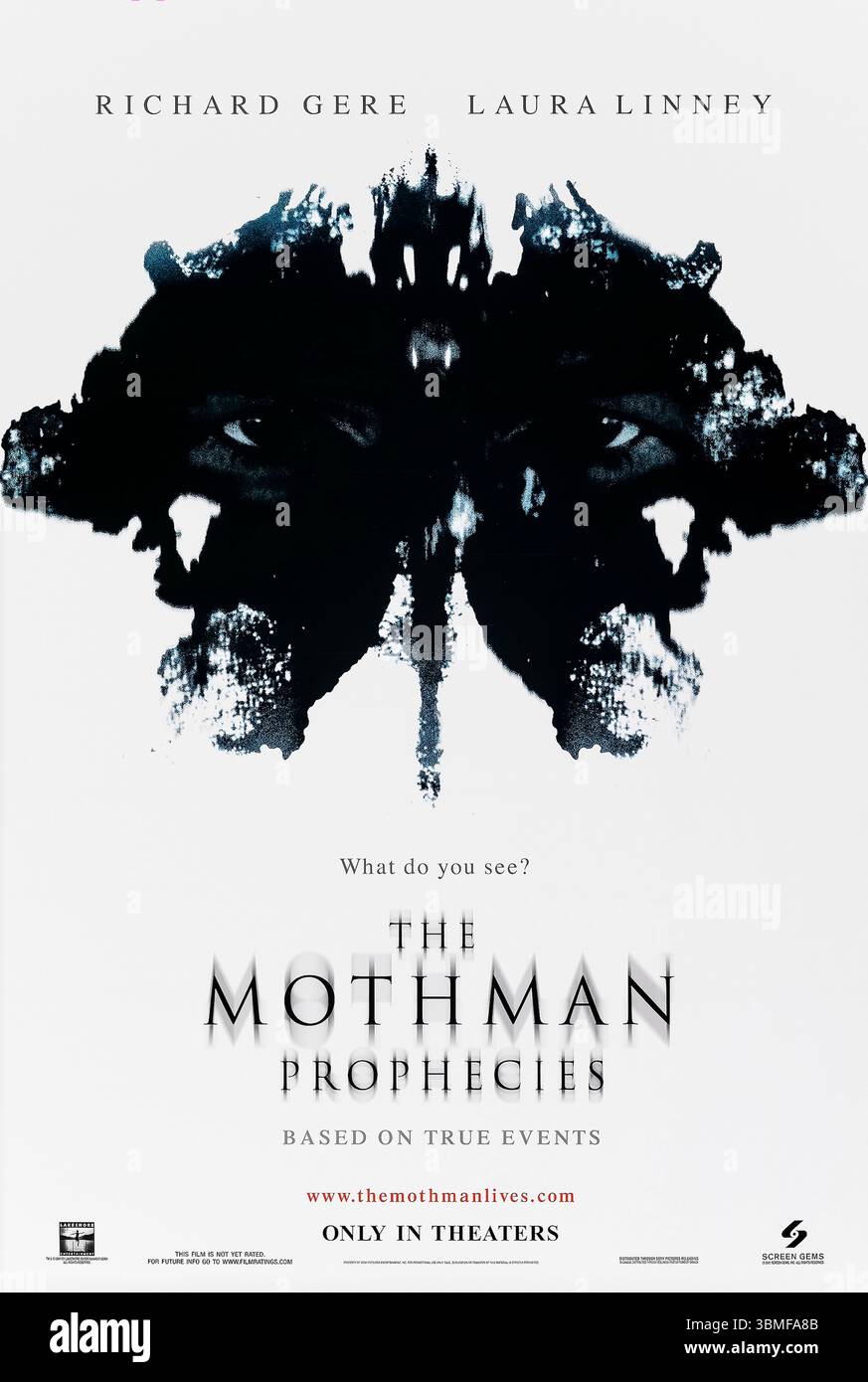 The Mothman Prophecies (2002) diretto da Mark Pellington e interpretato da Richard Gere, Laura Linney e Will Patton. Un thriller soprannaturale in cui un giornalista è attratto da una piccola città della Virginia Occidentale afflitta da misteriosi avvistamenti e profezie inquietanti, basato su eventi reali e sulla leggenda di Mothman. Fotografia di un poster originale del 2002 DA UTILIZZARE ESCLUSIVAMENTE PER L'EDITORIALE. Credito: BFA / Screen Gems Foto Stock