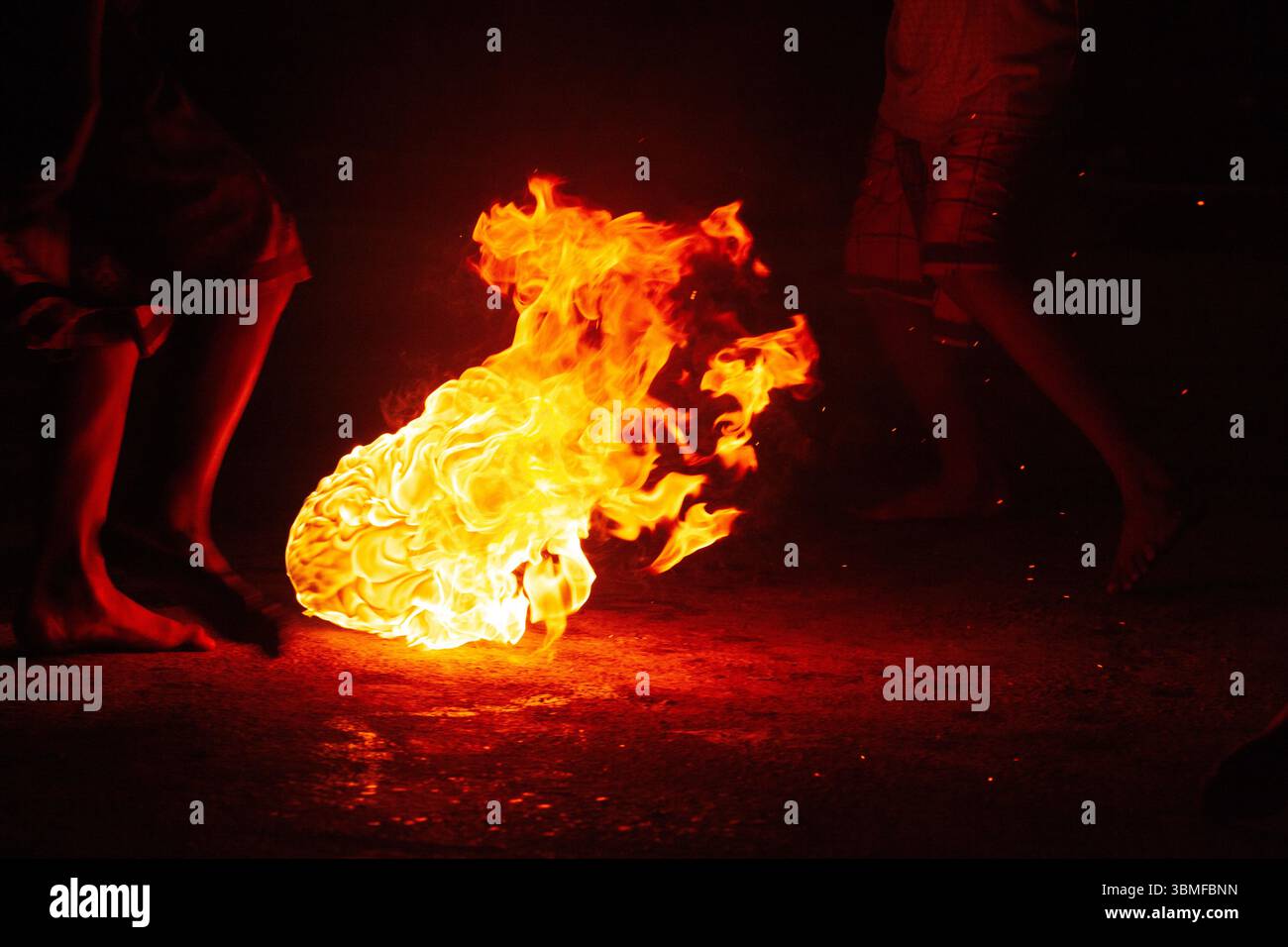Bandung, Indonesia. 26 luglio 2025. I bambini giocano a calcio tradizionale per celebrare il Capodanno islamico 2025 o 1 Muharram 1447 Hijriah a Bandung, Indonesia, il 26 luglio 2025. (Foto di Ardi Septian/NurPhoto)0 credito: NurPhoto SRL/Alamy Live News Foto Stock