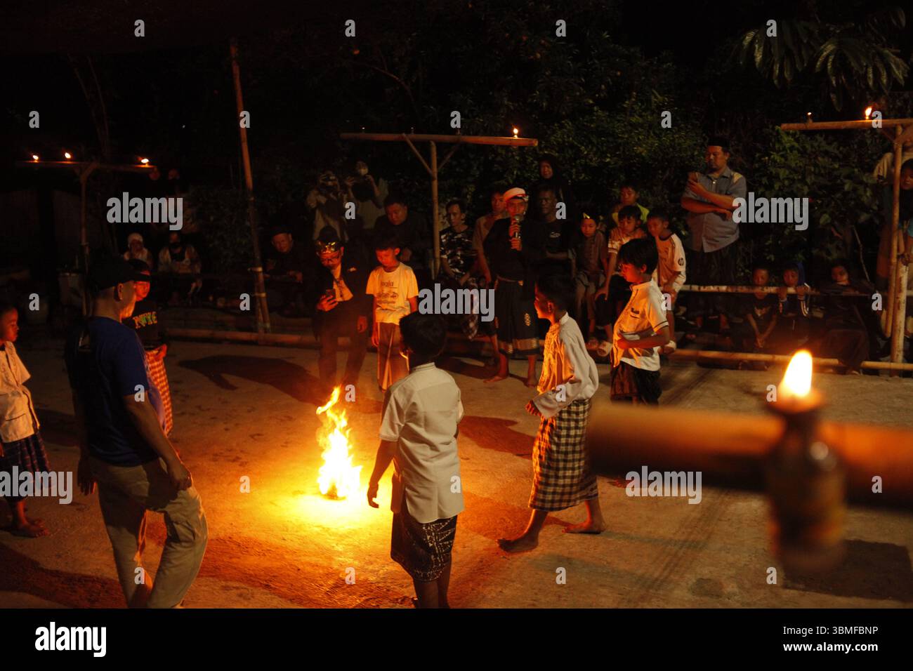 Bandung, Indonesia. 26 luglio 2025. I bambini giocano a calcio tradizionale per celebrare il Capodanno islamico 2025 o 1 Muharram 1447 Hijriah a Bandung, Indonesia, il 26 luglio 2025. (Foto di Ardi Septian/NurPhoto) credito: NurPhoto SRL/Alamy Live News Foto Stock