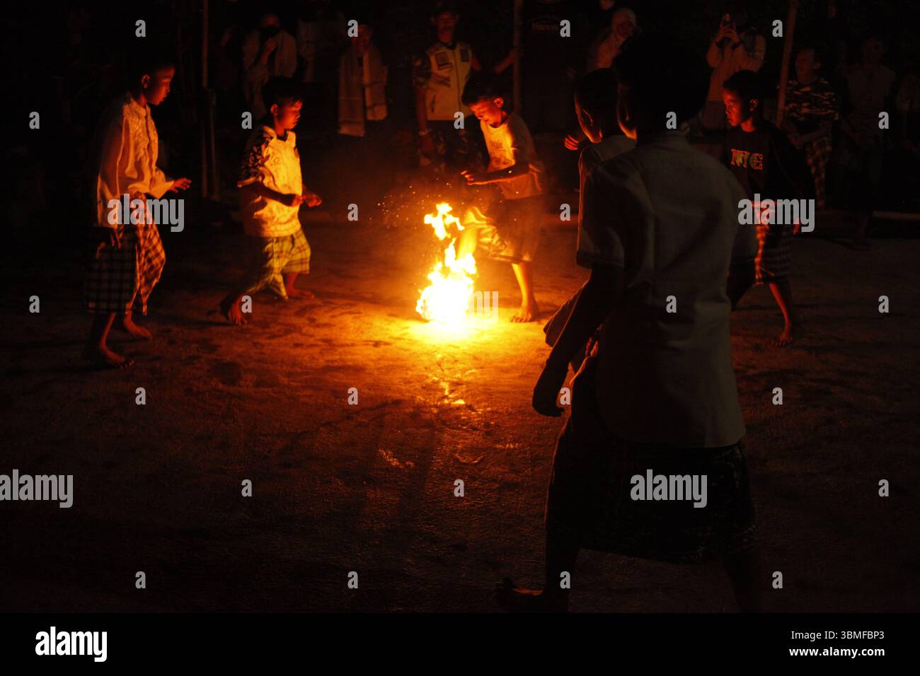Bandung, Indonesia. 26 luglio 2025. I bambini giocano a calcio tradizionale per celebrare il Capodanno islamico 2025 o 1 Muharram 1447 Hijriah a Bandung, Indonesia, il 26 luglio 2025. (Foto di Ardi Septian/NurPhoto) credito: NurPhoto SRL/Alamy Live News Foto Stock
