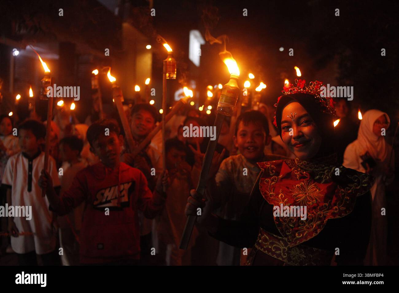 Bandung, Indonesia. 26 luglio 2025. I bambini partecipano a una tradizionale parata di fiaccolate per celebrare il Capodanno islamico 2025 o 1 Muharram 1447 Hijriah a Bandung, Indonesia, il 26 luglio 2025. (Foto di Ardi Septian/NurPhoto)0 credito: NurPhoto SRL/Alamy Live News Foto Stock