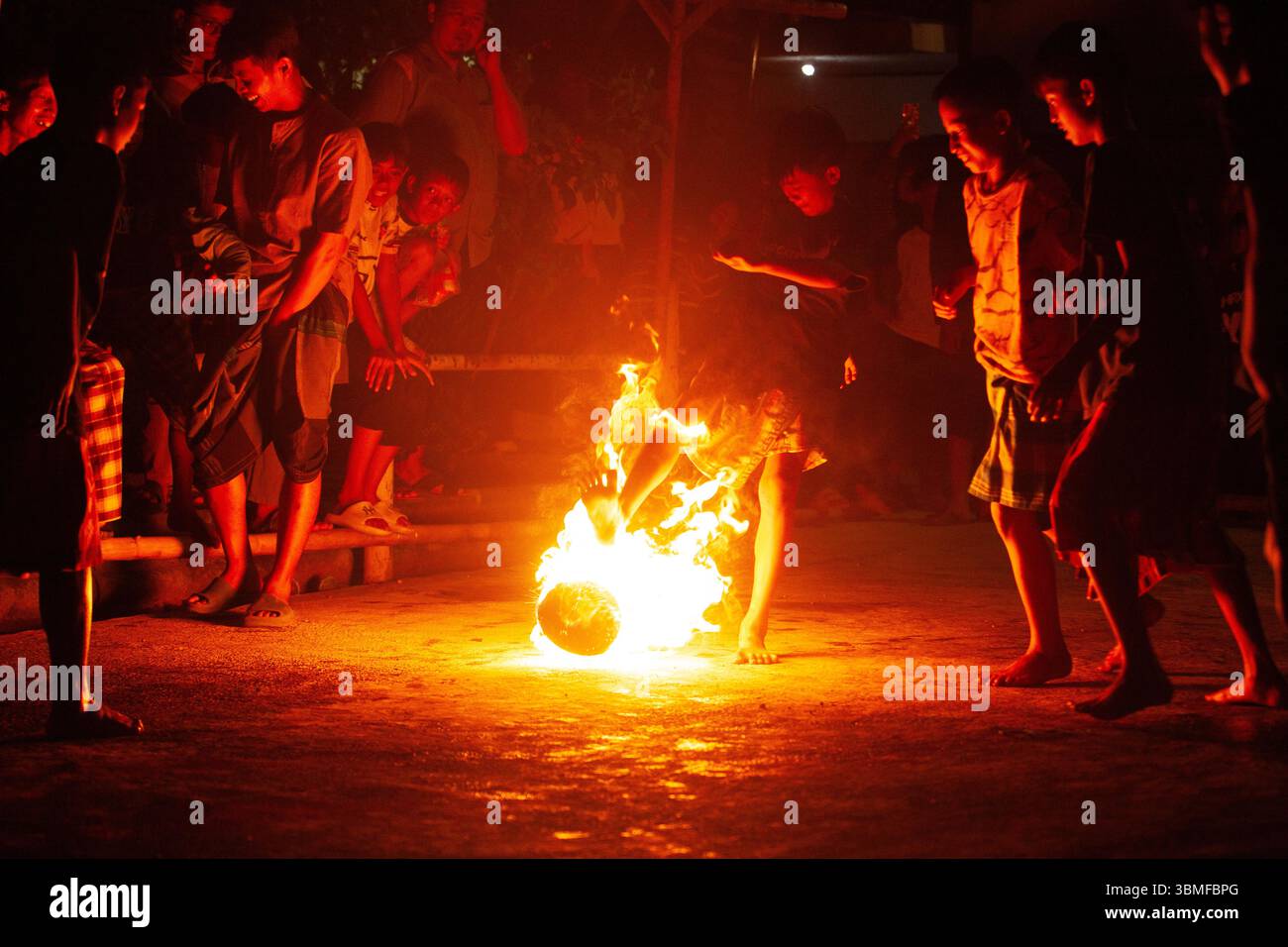 Bandung, Indonesia. 26 luglio 2025. I bambini giocano a calcio tradizionale per celebrare il Capodanno islamico 2025 o 1 Muharram 1447 Hijriah a Bandung, Indonesia, il 26 luglio 2025. (Foto di Ardi Septian/NurPhoto)0 credito: NurPhoto SRL/Alamy Live News Foto Stock