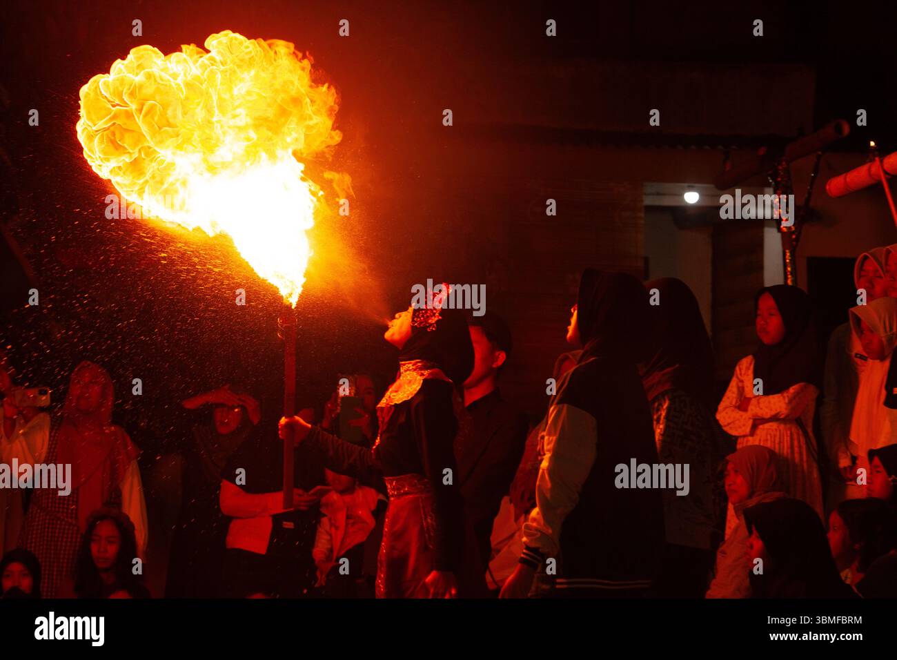 Bandung, Indonesia. 26 giugno 2025. I bambini si esibiscono con le tradizionali attrazioni sputafuoco per celebrare il Capodanno islamico 2025 o 1 Muharram 1447 Hijriah a Bandung, Indonesia, il 26 luglio 2025. (Foto di Ardi Septian/NurPhoto) credito: NurPhoto SRL/Alamy Live News Foto Stock