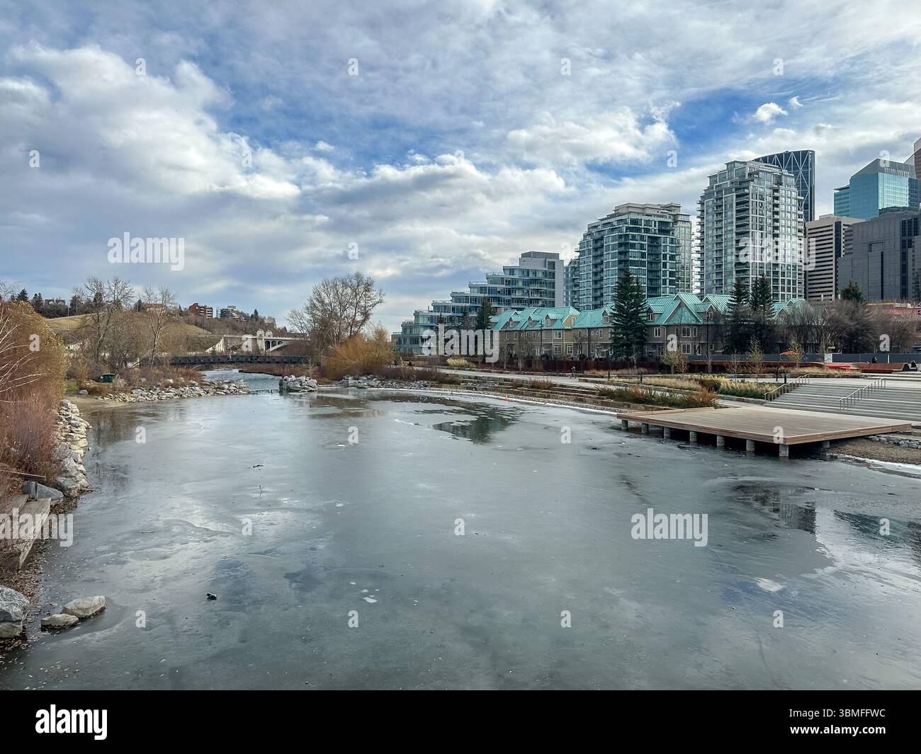 Calgary, Alberta - 1° giugno 2023: Viste panoramiche del fiume Bow e dello skyline di Calgary Foto Stock