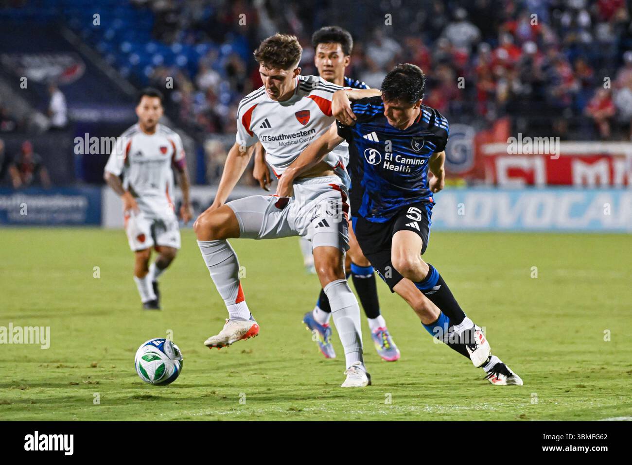 Frisco, Texas, Stati Uniti. 25 giugno 2025. L'attaccante del FC Dallas Logan Farrington (23) cerca di combattere il difensore dei San Jose Earthquakes Daniel Munie (5) durante il secondo tempo di una partita della MLS al Toyota Stadium di Frisco, Texas. Austin McAfee/CSM/Alamy Live News Foto Stock