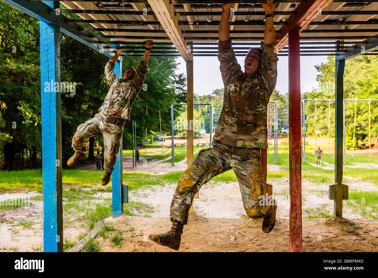 I soldati con la 194th Armored Brigade, la 197th e la 198th Infantry Brigades del Maneuver Center of Excellence completano la corsa ad ostacoli mentre gareggiano nel 2025 Drill Sergeant of the Year Competition, il 3 giugno 2025, a Fort Benning, Georgia. Durante la competizione, i sergenti Drill affrontano una serie di test fisici e mentali, tra cui un ACFT, esami scritti, tecniche di tiro basate su scenari, navigazione terrestre, domande di conoscenza poste da un panel e altro ancora. Il vincitore Drill Sergeant passerà alla fase successiva della competizione a livello dell'esercito con lo U.S. Army Training and Doctrine Command più tardi Foto Stock