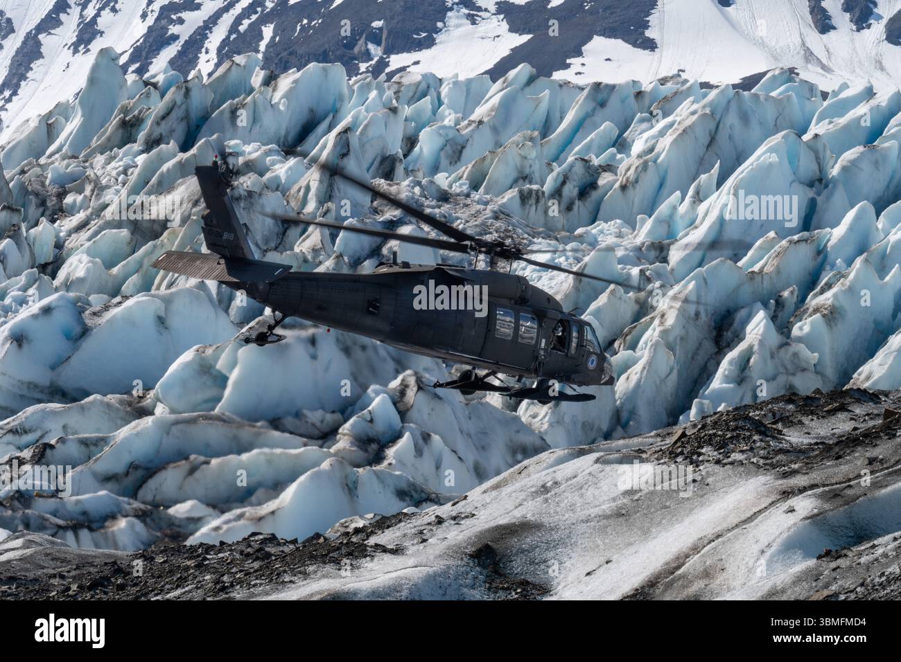 Un elicottero UH-60L Black Hawk della Guardia Nazionale dell'Alaska decolla dal Colony Glacier, Alaska, il 12 giugno 2025. A giugno 2025, sono stati identificati 49 dei 52 membri del servizio. Lo sforzo di recupero ha avuto luogo ogni estate dal 2012 da personale dell'Alaskan Command, 11th Airborne Division, Alaska National Guard, Air Force Mortuary Affairs Operations, Armed Forces Medical Examiner System's (AFMES), U.S. Army Alaska, 673rd Air base Wing, 3rd Wing and Detachment 1, 66th Training Squadron. (Foto U.S. Air Force di Senior Airman Quatasia Carter) Foto Stock