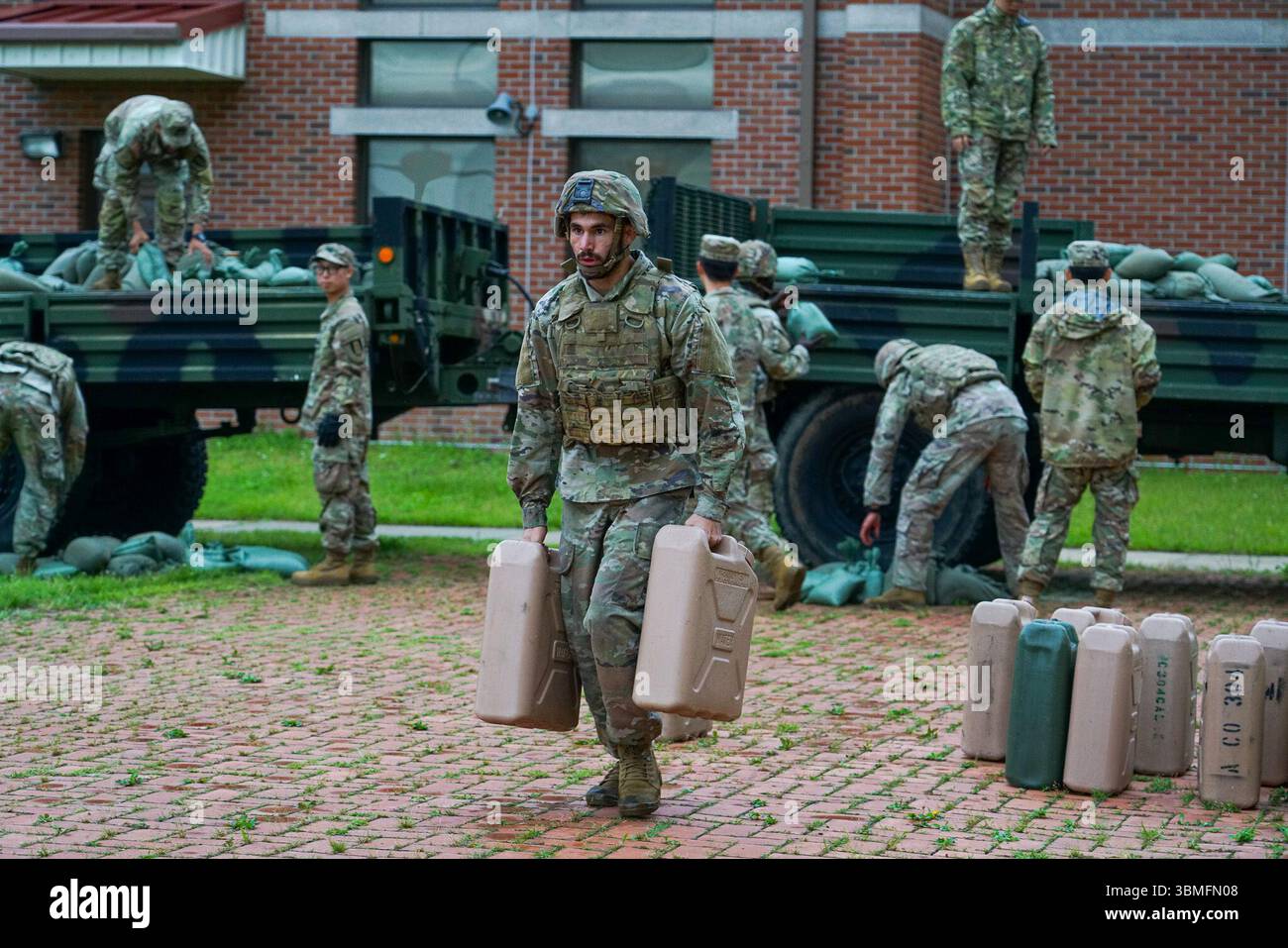 Soldati dell'esercito degli Stati Uniti dal 304th Expeditionary Signal Battalion- Enhanced race to finish the Expert Soldier fitness Challenge during Maintenance Week at Camp Humphreys, Corea del Sud, 25 giugno 2025. Valutare la forma fisica dei soldati è fondamentale per mantenere la preparazione operativa e garantire che siano in grado di gestire le sfide fisiche dei loro compiti. (Foto U.S. Army di SPC. Megan Gaston) Foto Stock