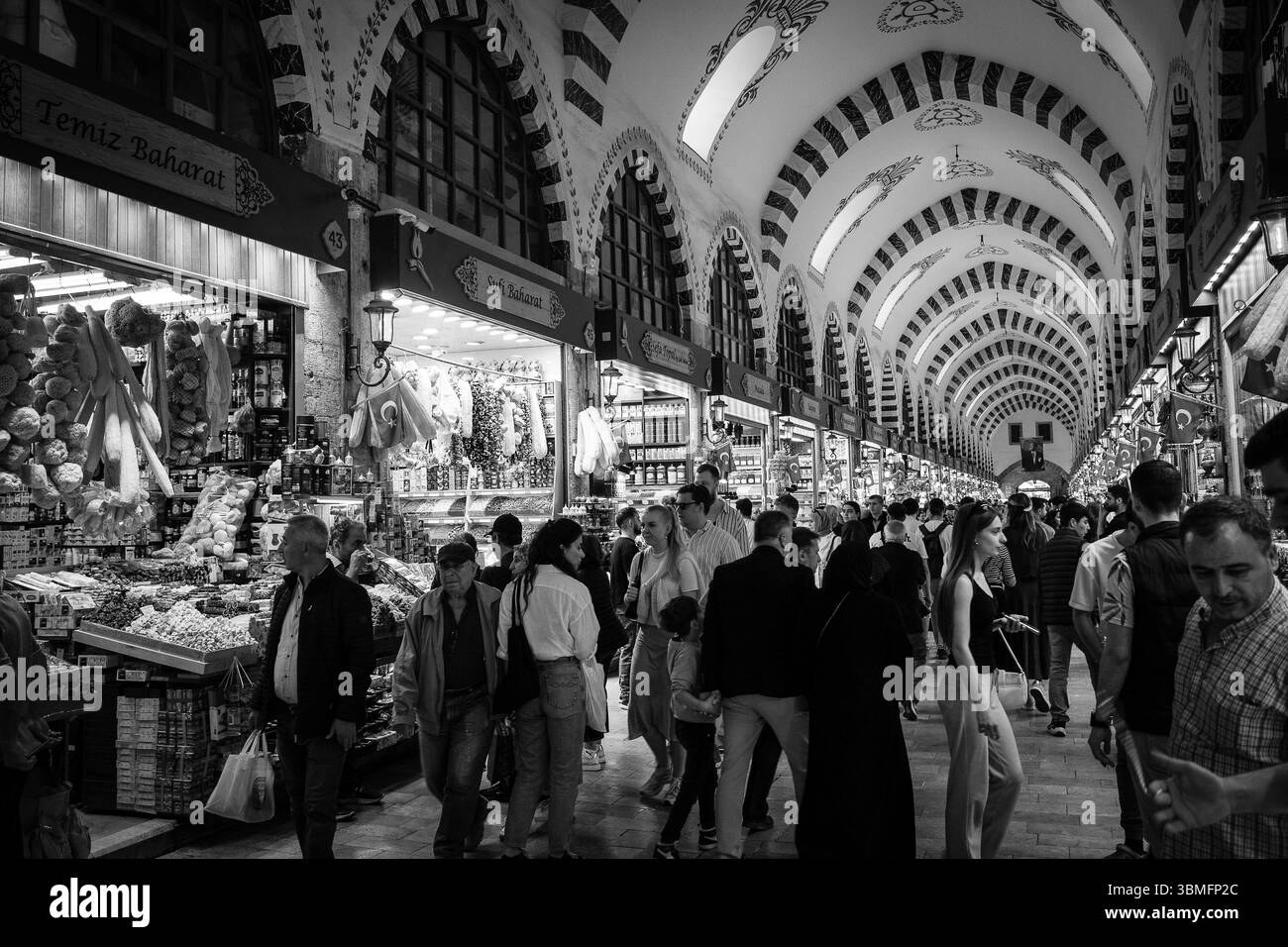 I visitatori si immergono nell'atmosfera vivace del Bazar delle spezie di Istanbul, scoprendo una varietà di spezie, dolci e artigianato locale. Foto Stock