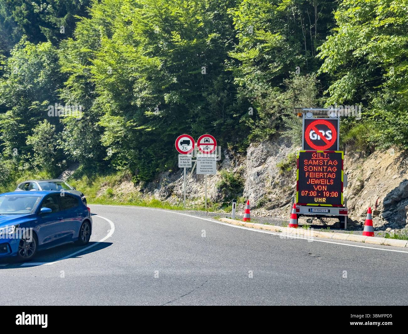 Unterpinswang, Austria. 22 giugno 2025. Le strade secondarie chiuse in Austria durante i fine settimana sono destinate a impedire ai conducenti di evitare ingorghi causati dal traffico intenso durante le vacanze il 22 giugno 2025 a Unterpinswang vicino a Reutte, Austria. Fotografo: ddp Images/STAR-Images credito: ddp media GmbH/Alamy Live News Foto Stock