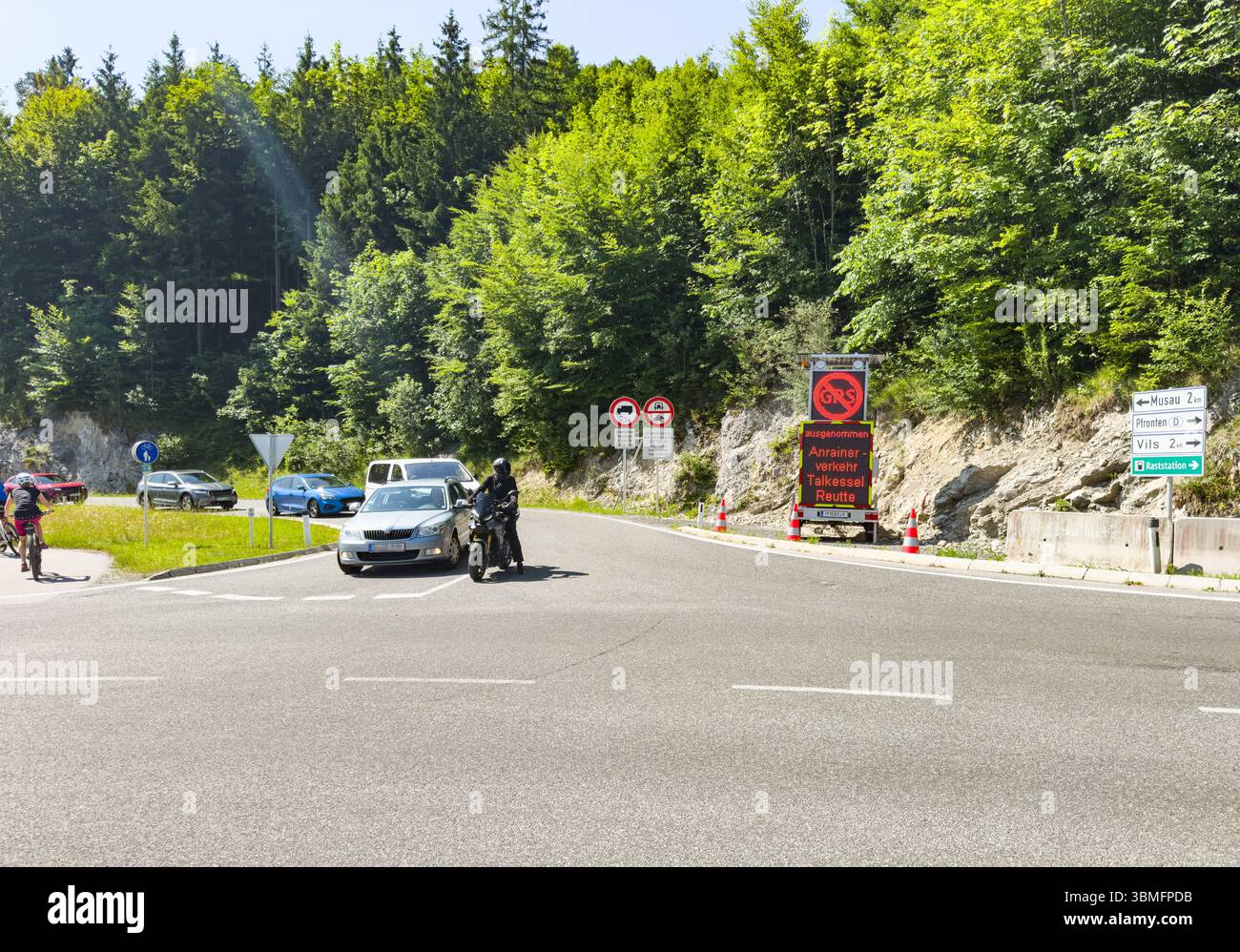 Unterpinswang, Austria. 22 giugno 2025. Le strade secondarie chiuse in Austria durante i fine settimana sono destinate a impedire ai conducenti di evitare ingorghi causati dal traffico intenso durante le vacanze il 22 giugno 2025 a Unterpinswang vicino a Reutte, Austria. Fotografo: ddp Images/STAR-Images credito: ddp media GmbH/Alamy Live News Foto Stock