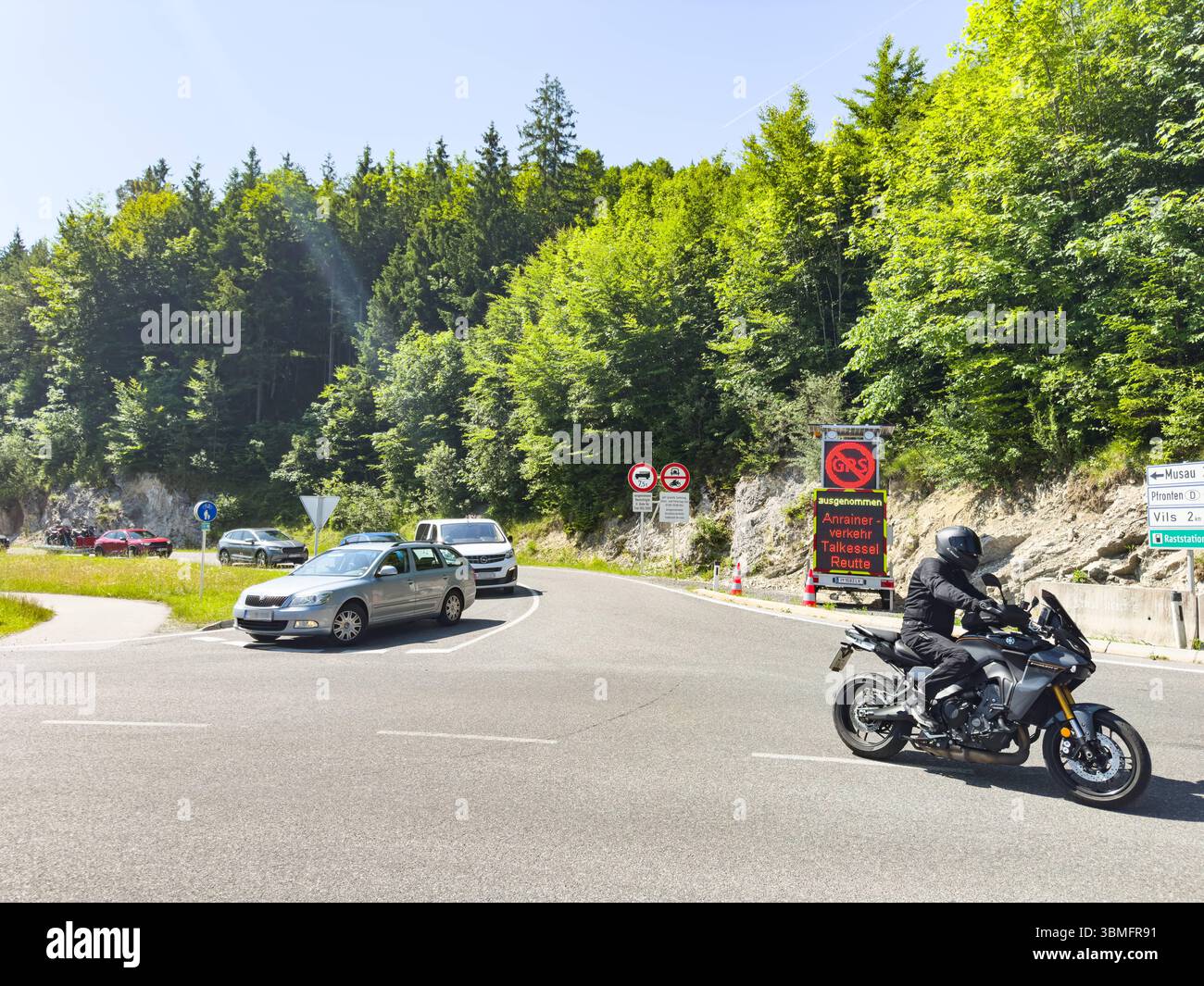Le strade secondarie chiuse in Austria durante i fine settimana sono destinate a impedire ai conducenti di evitare ingorghi causati dal traffico intenso durante le vacanze il 22 giugno 2025 a Unterpinswang vicino a Reutte, Austria. Foto Stock