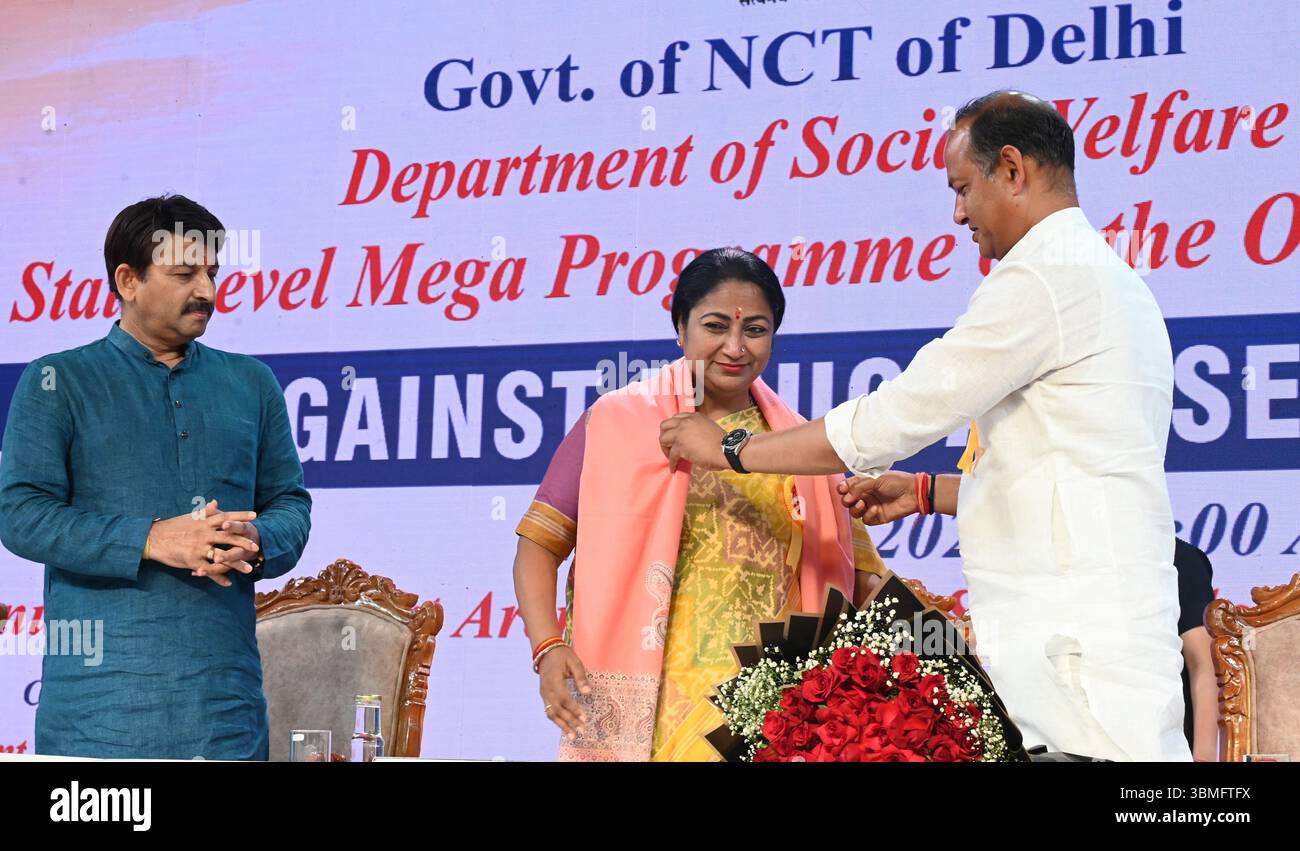 Nuova Delhi, India. 26 giugno 2025. NUOVA DELHI, INDIA - GIUGNO 26: Il primo ministro di Delhi Rekha Gupta, il deputato del Nord Est Manoj Tiwari e il ministro del governo di Delhi Ravinder Singh (Indraj), durante la giornata internazionale contro l'abuso di droga e il traffico illecito 2025 presso il complesso sportivo Yamuna, il 26 giugno 2025 a nuova Delhi, India. Rivolgendosi alla riunione di Delhi cm ha affermato che questa campagna di sensibilizzazione pubblica condotta dalla polizia di Delhi è lodevole e che il governo di Delhi vi partecipa fianco a fianco e con determinazione. (Foto di Sonu Mehta/Hindustan Times/Sipa USA ) credito: SIPA USA/Alamy Live News Foto Stock