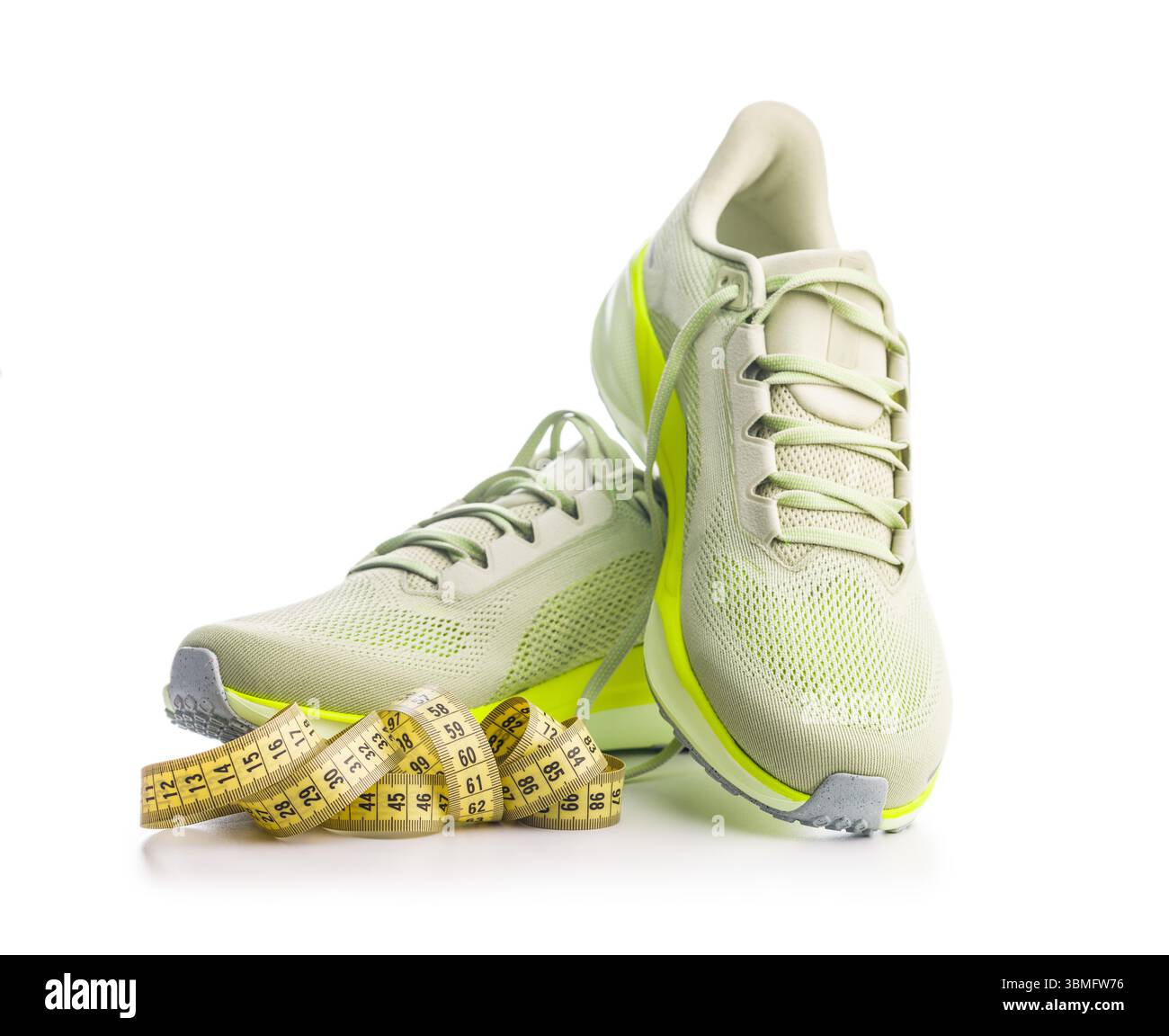 Scarpe da running sportive e metro a nastro isolato su sfondo bianco. Foto Stock