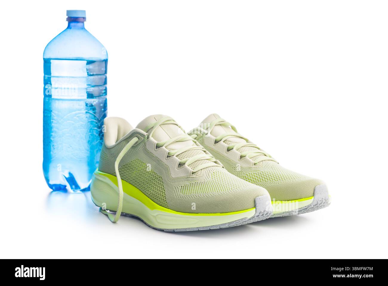 Scarpe da running sportive e bottiglia d'acqua isolata su sfondo bianco. Foto Stock