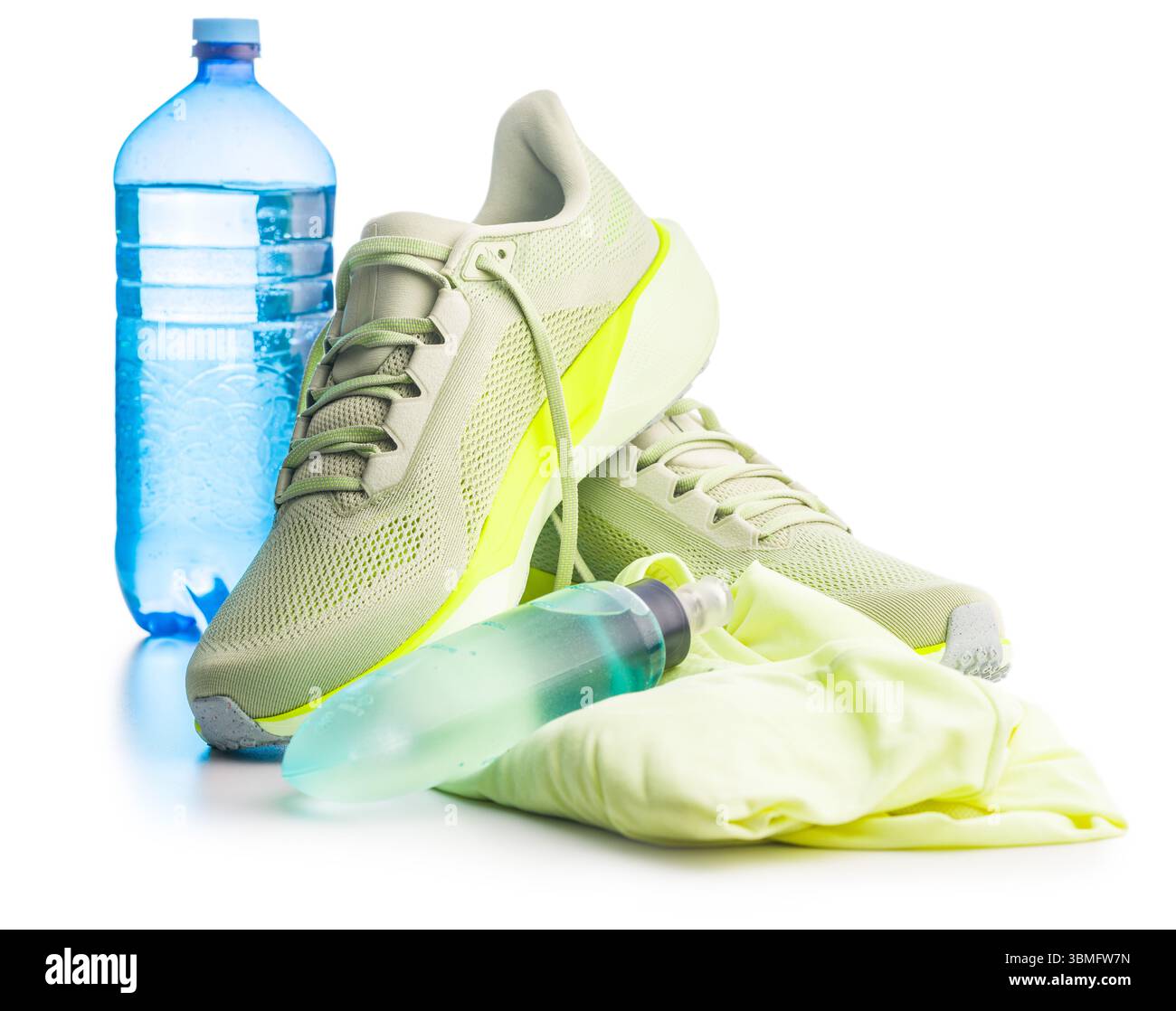 Scarpe da running sportive e bottiglia d'acqua isolata su sfondo bianco. Foto Stock