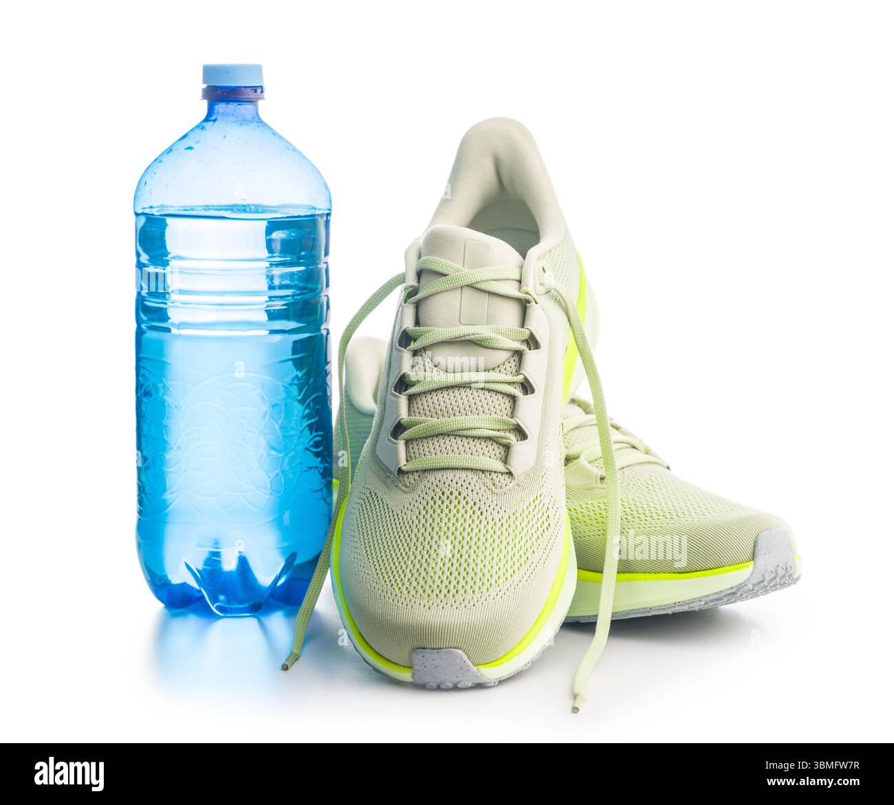Scarpe da running sportive e bottiglia d'acqua isolata su sfondo bianco. Foto Stock