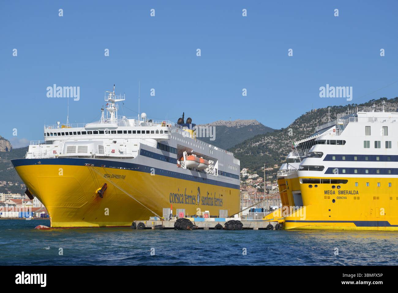 Traghetti Corsica attraccati a Tolone Foto Stock