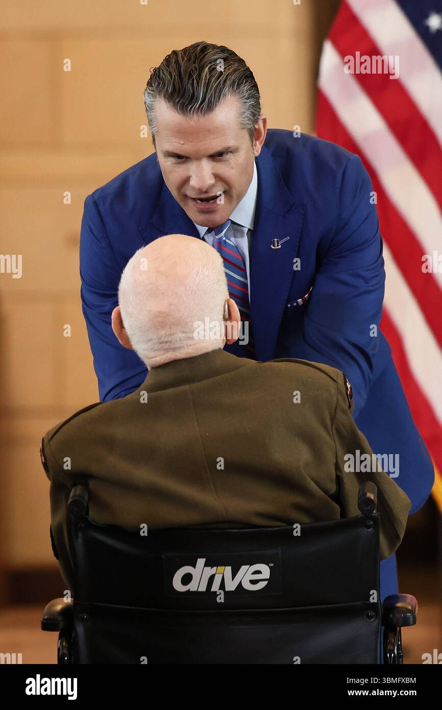 Il segretario alla difesa degli Stati Uniti Pete Hegseth stringe la mano al veterano del D-Day ed ex comandante del 1st Ranger Battalion, il pensionato Army Ranger Sgt. Joseph J. Drake dopo aver ricevuto le medaglie d'oro del Congresso durante una cerimonia al Campidoglio degli Stati Uniti il 26 giugno 2025 a Washington, DC. il sergente dell'esercito in pensione John Wardell e l'ex comandante del 1st Ranger Battalion il sergente dell'esercito in pensione Joseph J. Drake hanno ricevuto le medaglie d'oro per il servizio a nome di tutti i Rangers della seconda guerra mondiale durante una cerimonia al Campidoglio degli Stati Uniti il 26 giugno 2025 a Washington DC. foto di Jemal Countess/UPI Foto Stock